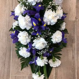 Hautajaiskimppu valkoisilla ja sinisillä kukilla