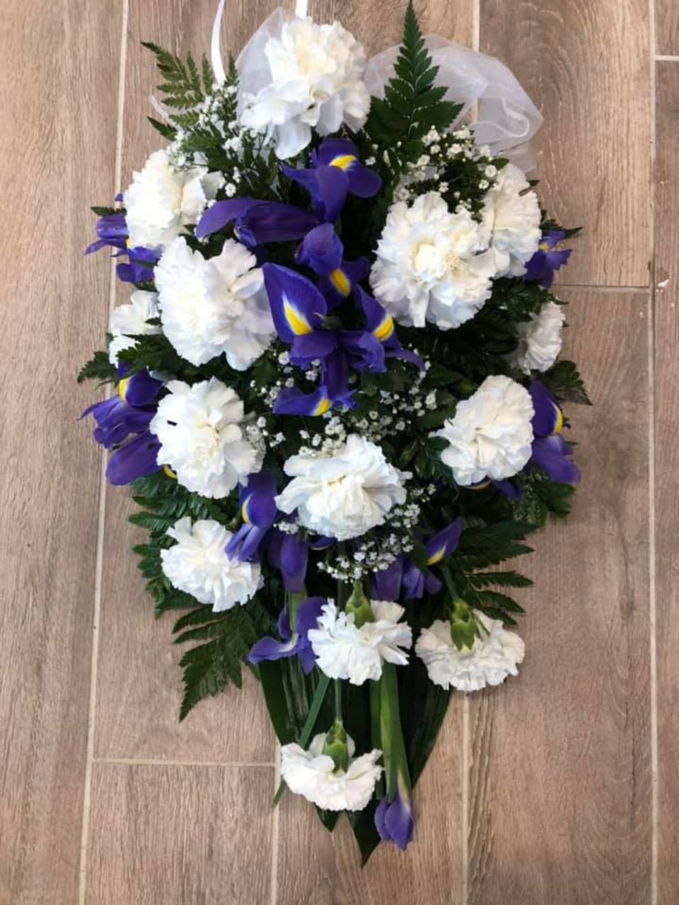 Hautajaiskimppu valkoisilla ja sinisillä kukilla