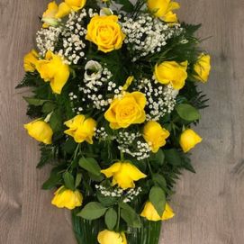 Hautajaiskimppu keltaisilla ruusuilla