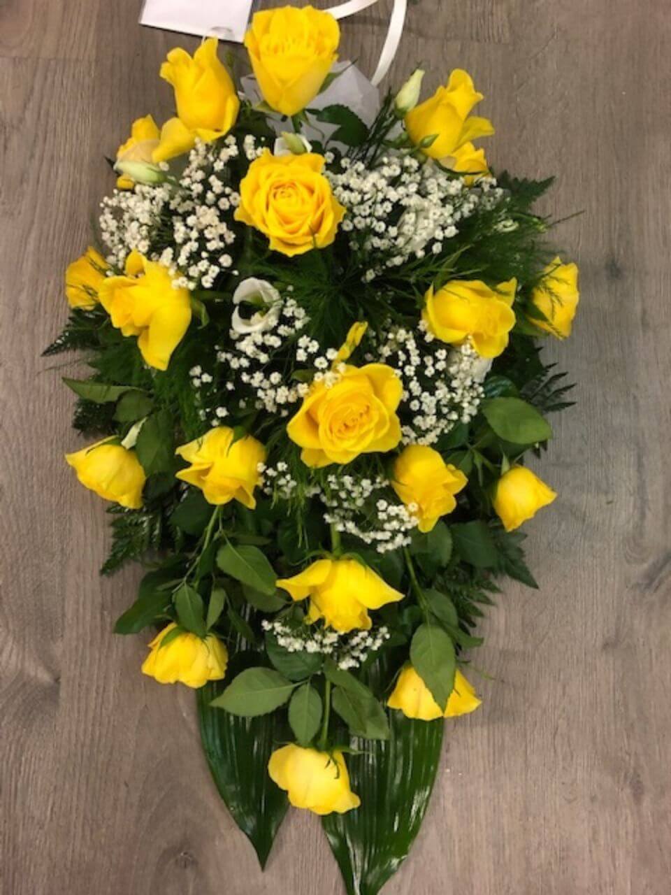 Hautajaiskimppu keltaisilla ruusuilla